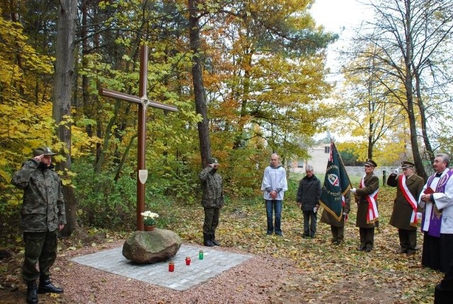 W uroczystości uczestniczyły między innymi poczty sztandarowe i mieszkańcy Sadku.