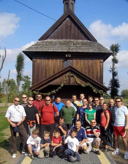 Do Stowarzyszenia Rowerowego należą ludzie w różnym wieku. Ich wspólną pasją jest jazda na rowerze.