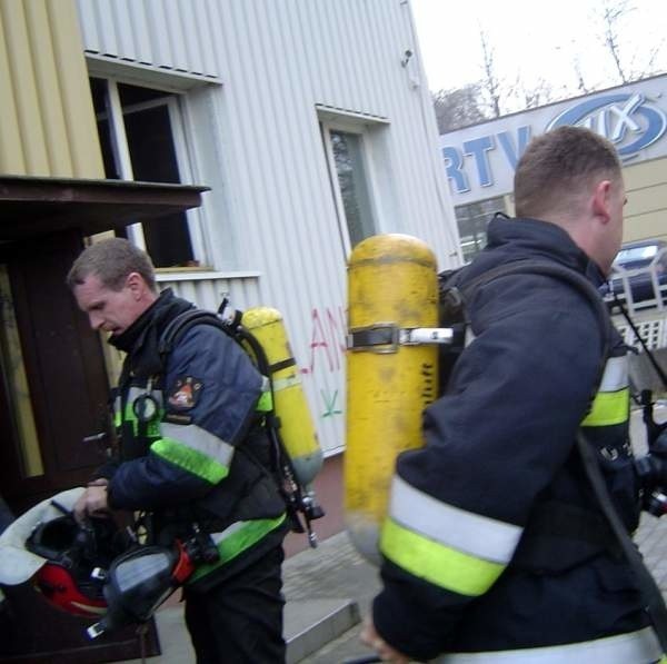 Strażacy do zadymionego mieszkania weszli w specjalnych aparatach powietrznych chroniących drogi oddechowe