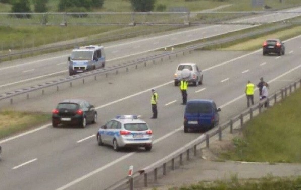 Skandaliczne zachowanie kibiców w powiecie bielskim, w miejscowości Rybarzowice. W sobotę, przed godziną 19:00 podczas ustawki grupa kilkudziesięciu kibiców wtargnęła na drogę ekspresową S1, co doprowadziło do zablokowania ruchu w kierunku Bielska-Białej. Na miejsce przyjechała już policja, są też służby medyczne, wiadomo już, że kilka osób jest rannych.