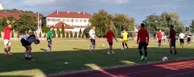 Piłkarze Klimontowianki pod wodzą Łukasza Szymańskiego przygotowują się do rozgrywek w klasie okręgowej.