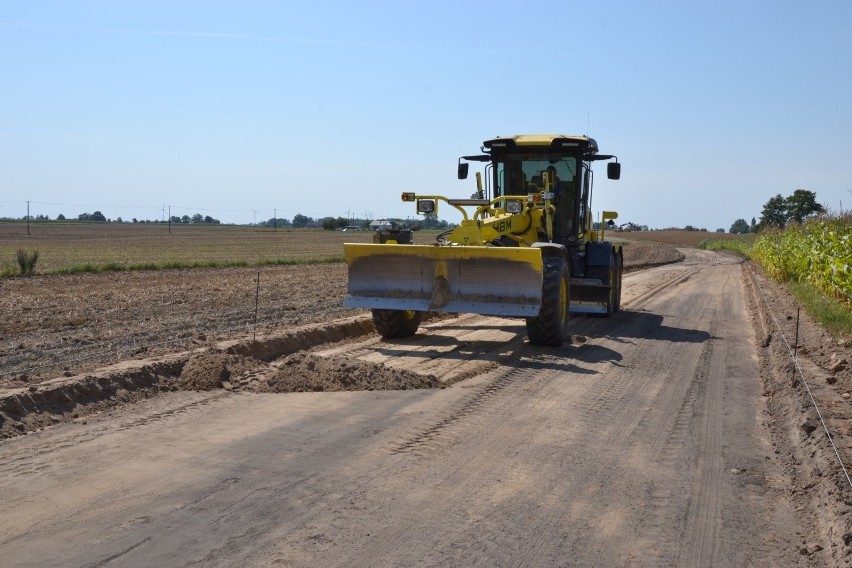 W gminie Wielgie powstaje nowa droga o nawierzchni asfaltowej -  prace już się rozpoczęły [zdjęcia]