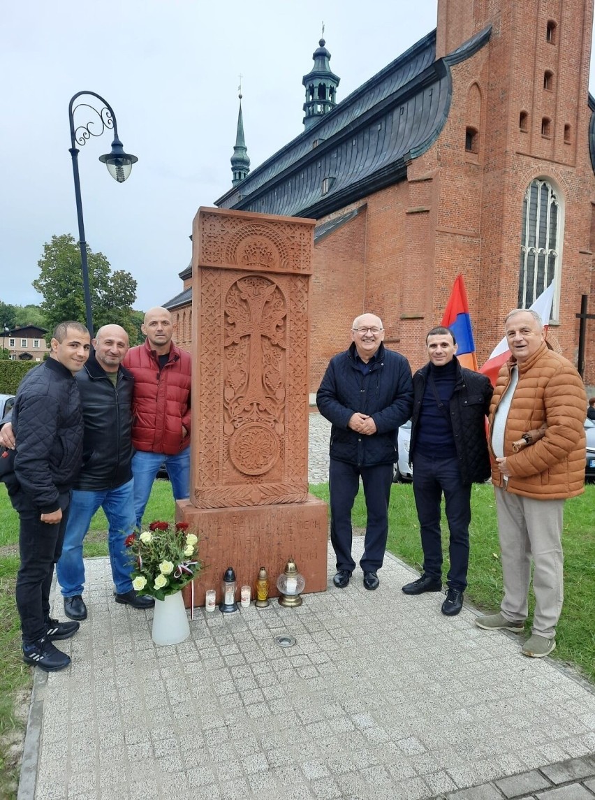 Ormiański chaczkar stanął przy kartuskiej kolegiacie. To dar od Ormian, dla których Polska stała się domem. Zdjęcia