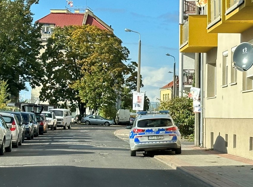 Policja w lokalu wyborczym w Opolu.