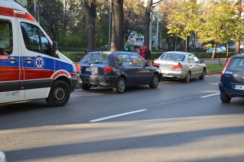 Wypadek na Powstańców Śląskich. Zderzyły się trzy auta (ZDJĘCIA)