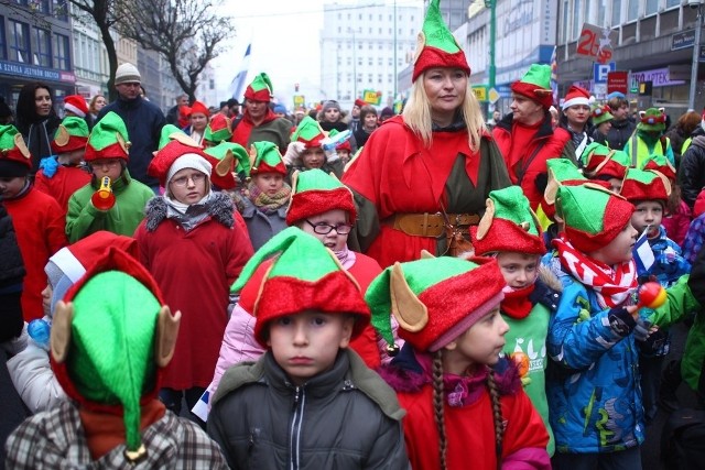 Pochód elfów w Poznaniu: Pomocnicy Św. Mikołaja szli w barwnym korowodzie