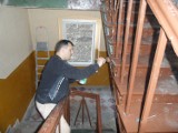 Piekary Śląskie: Bezrobotni wyremontowali klatki schodowe