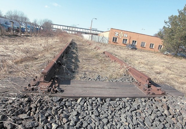 Wczoraj (poniedziałek) bytowscy dzielnicowi otrzymali informacje, że na linii kolejowej między Bytowem a Korzybiem kradzione są metalowe elementy wyposażenia torowiska. 