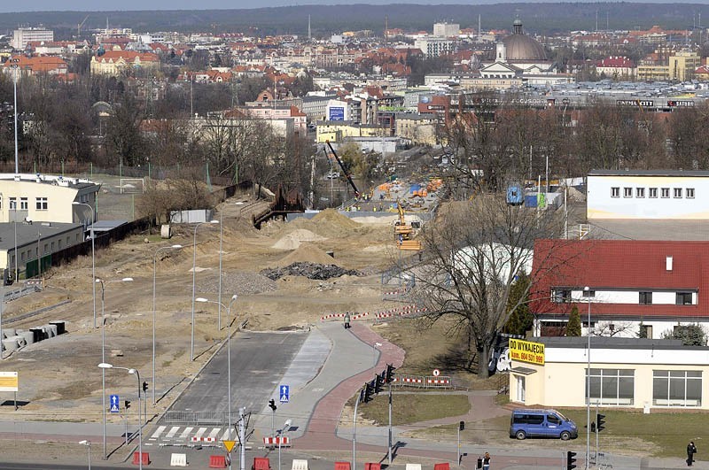 Pod jego fundamenty wbito łącznie 198 pali o długości od 19...