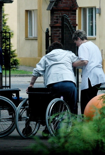 Osoba niepełnosprawna wymaga życzliwej pomocy i opieki innych