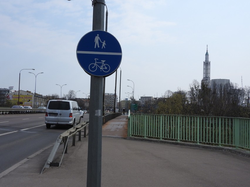 Wiadukt Dąbrowskiego: Jeden chodnik nie dla rowerów. Miasto zastanowi się nad postawieniem znaku [ZDJĘCIA, WIDEO]