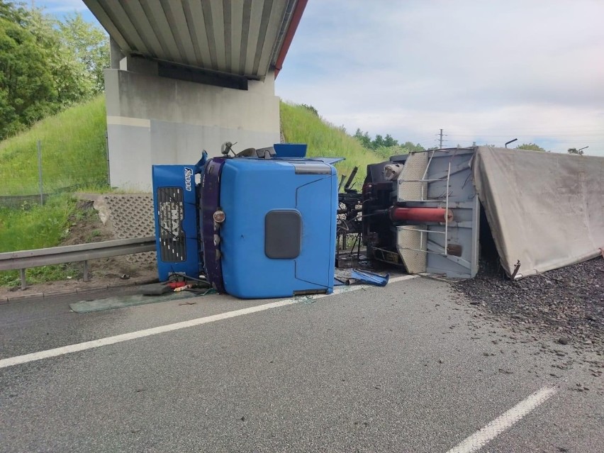 Ciężarówka zablokowała A1. Węgiel wysypał się na autostradę.