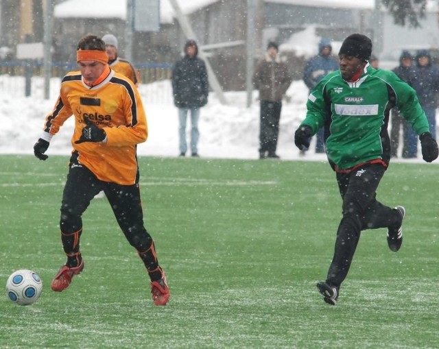 Piłkarze Stali Stalowa Wola (z prawej Longinus Uwakwe, obok Adrian Sobczyński) pokonali w sparingu KSZO w Ostrowcu Świętokrzyskim 2:0.