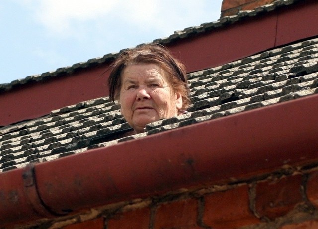 - Chcę zostać, to mój dom. Po co mi tam płynąć? - pyta Zofia Rękas z Sokolnik, która schroniła się na strychu.