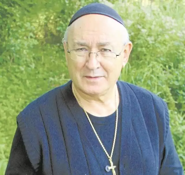 Ojciec Grande - zakonnik ojców bonifratrów, posługujący w klasztorach we Wrocławiu i Legnicy, zielarz, dietetyk, znawca ludzkiego organizmu