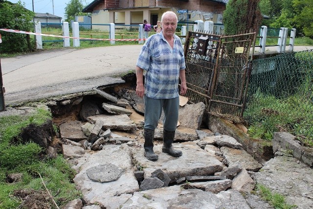 Kazimierz Sądecki nie pamięta, kiedy woda poczyniła w Okleśnej tak duże zniszczenia. We wtorek uszkodziła podjazd do jego domu, zalała piwnice, zdewastowała ogródek i przeniosła sporą szopę