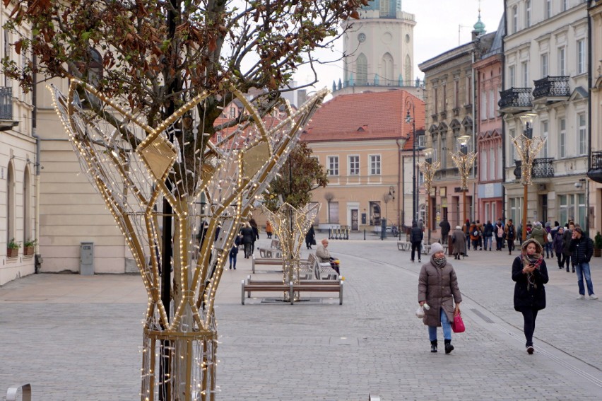W Lublinie latarnie święcą się nawet w dzień. Czytelnik: - Po co? Ratusz: - Dla ozdoby