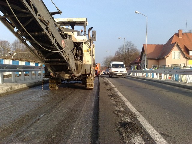 Nowy asfalt na wiadukcie w Ustce jest zrywany, bo został źle ułożony.