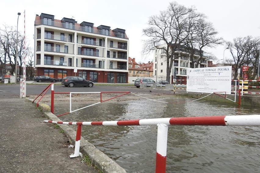 Sztorm w Świnoujściu. Bałtyk zatopił plażę oraz nabrzeża wysp. Takiej sytuacji nie było tu już dawno [ZDJĘCIA]