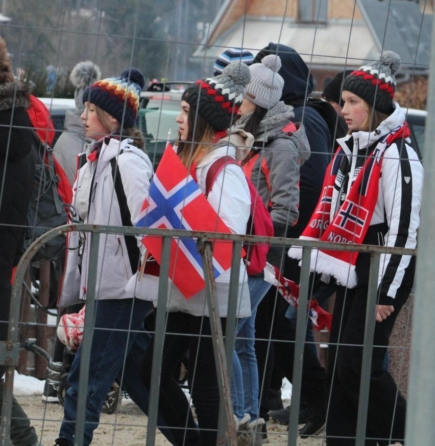 16.01.2022 r. Kibice na Pucharze Świata w skokach w...