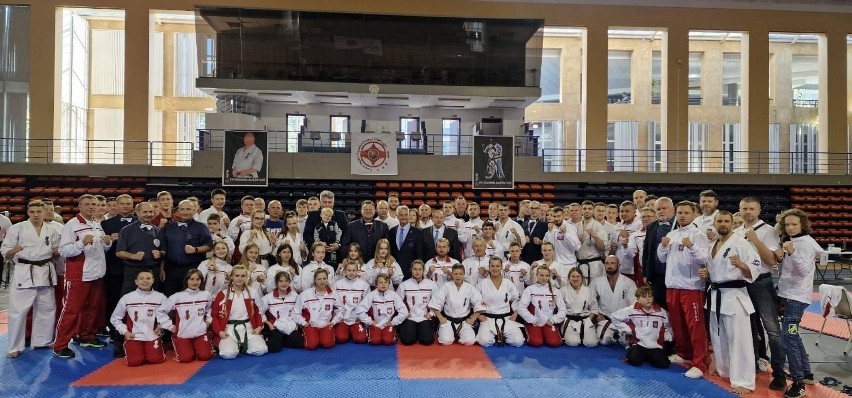 Złoto i brąz Mistrzostw Europy! Sukces NKS Karate Kyokushin. Klaudia Kowalska i Karolina Sekuła pokazały moc