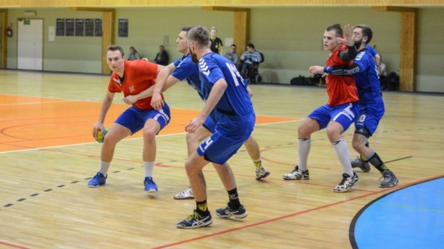 Szczypiorniści MKS Grudziądz (niebieskie stroje) zagrają przed własną publicznością z drużyną Cartusii Kartuzy