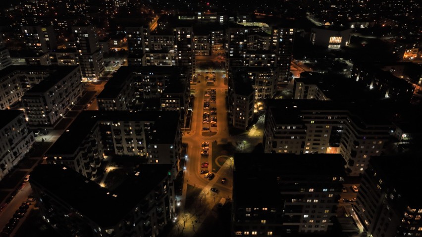 Krakowski "Manhattan" w nocnej scenerii. Zobacz, jak wygląda rozświetlone osiedle Avia. Zdjęcia z lotu ptaka