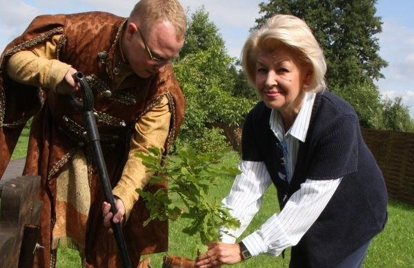 - No zobaczymy. Mam nadzieję, że kiedyś będzie to rozłożyste drzewo - mówi Ewa Braun.