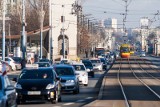 Protest taksówkarzy: Paraliż Warszawy i autostrady. Są też kierowcy z Poznania. Taksówkarze przeciwko Uberowi, Boltowi i innym firmom