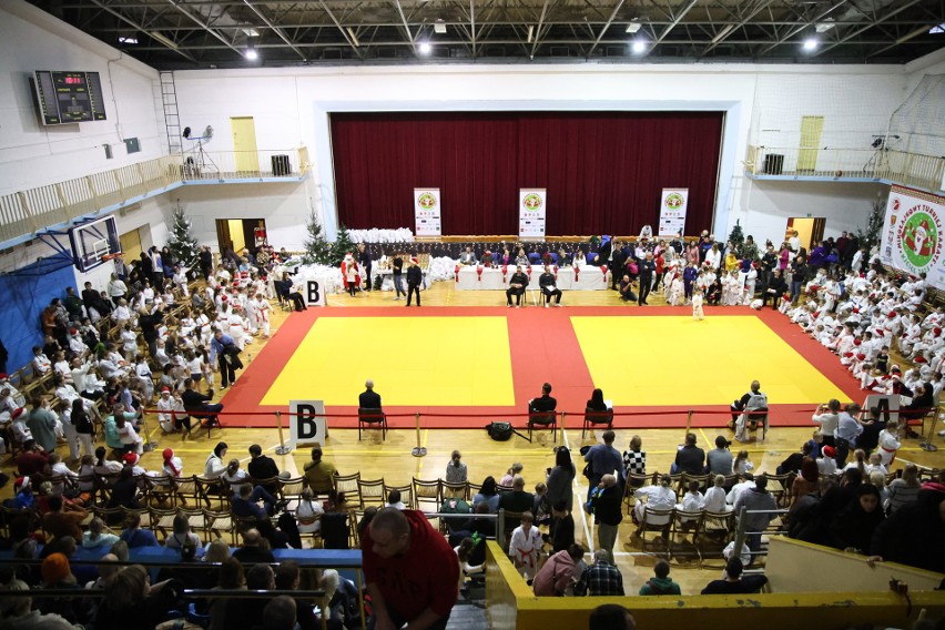 Prawie 600 osób wzięło udział w Mikołajkowym Turnieju Karate w Kielcach. Zorganizował go Kielecki Klub Sportowy Karate. Zobacz zdjęcia
