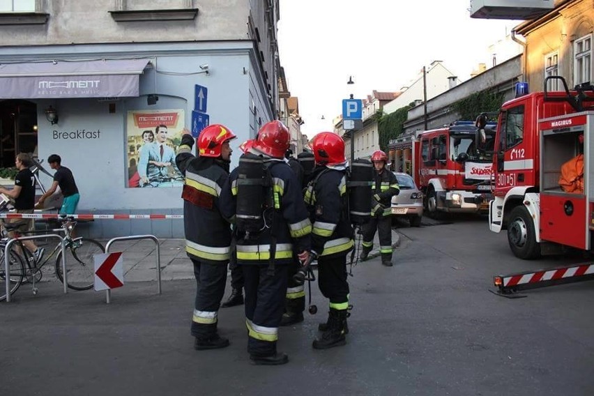 Kraków. Pożar w kamienicy na ul. Józefa [ZDJĘCIA INTERNAUTKI]