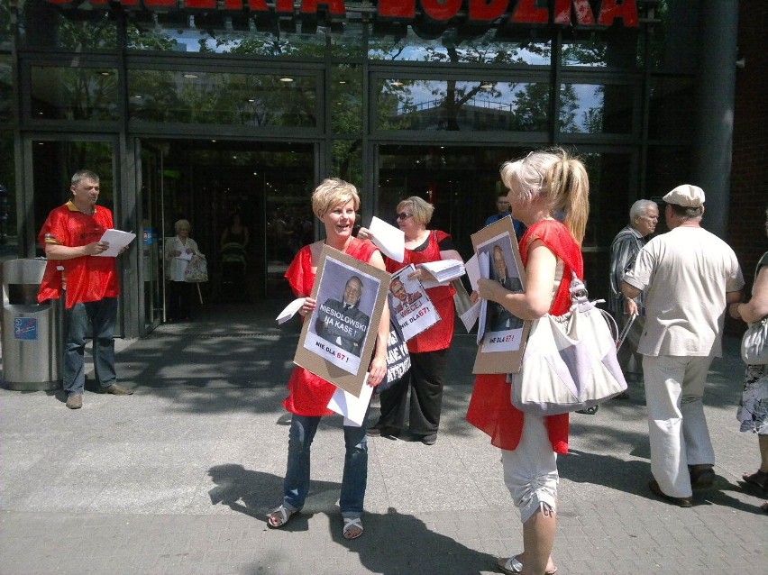 Protestujący związkowcy "Sierpnia '90" przed Galerią Łódzką,...