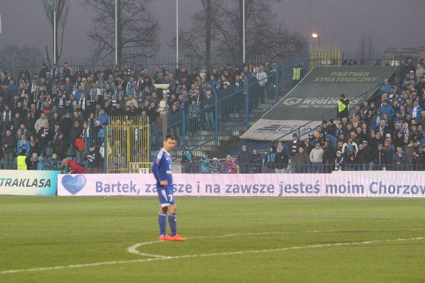 Mecz Ruch - Piast: Walentynkowy konkurs dla kibiców i walentynkowe życzenia na banerach [ZDJĘCIA]