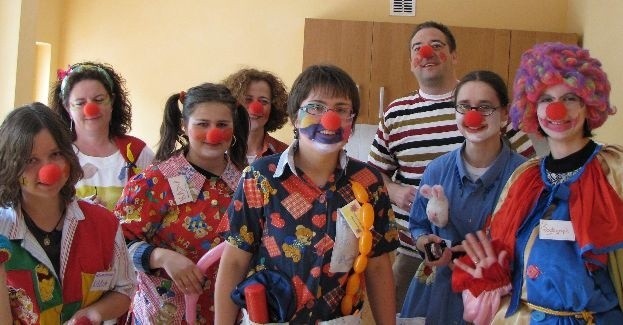 Wolontariusze z Dr Galimatiasem na czele w przebraniu clowna odwiedzają dzieci w szpitalach