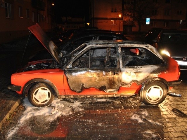 Mężczyźni włamali się do trzech samochodów, jedno spłonęło.