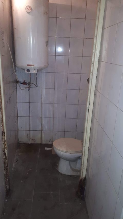 Toaleta bez drzwi, ogrzewania. Sanepid skontrolował lokal TBS [ZDJĘCIA]