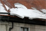 Zalegający na dachu śnieg może być groźny