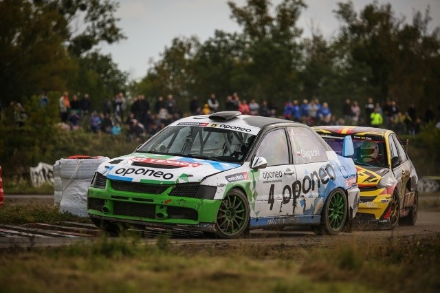 Swoim czwartym tegorocznym zwycięstwem Tomasz Kuchar pożegnał Toruń, gdzie po raz ostatni w tym sezonie rywalizowali kierowcy walczący w OPONEO Mistrzostwach Polski Rallycross. Podium w najwyższej klasie SuperCars uzupełnili reprezentanci OPONEO Motorsport – Marcin Gagacki i Dariusz Topolewski. W grupie SuperNationals pierwszą wygraną w sezonie wywalczył Robert Mazurkiewicz, a tuż za nim uplasowali się Łukasz Zoll i Kuba Wyszyński. W klasie BMW e36 drugie z rzędu zwycięstwo w toruńskim Motoparku odniósł Łukasz Światowski. Sukces ze Słomczyna powtórzył Łukasz Grzybowski, który zapisał na swoje konto triumf w klasie Seicento, a w rywalizacji kierowców w Fiatach 126p najlepszy okazał się Marcin Bruś. Wyniki dzisiejszych zawodów oznaczają, że dwójka zawodników już może być pewna tytułów mistrzowskich. Tomaszowi Kucharowi nikt już nie odbierze drugiego z rzędu mistrzostwa Polski w grupie SuperCars, a Łukasz Zoll zapewnił sobie tytuł w Grupie SuperNationals. - W finale Tomek Kuchar jechał od zewnętrznej i zamknął mi linię od wewnętrznej w pierwszy zakręcie. Nie chciałem w niego uderzyć, choć w zasadzie mogłem trzymać swoje tempo i swoją linię, być może wtedy wyszedłbym z pierwszego łuku na prowadzeniu. Przez jakiś czas trzymałem się tuż za Tomkiem, potem zjechałem na Jokera i niestety wróciłem za Mikołajem Otto, który mnie blokował. Ostatecznie popełnił błąd, skorzystałem z tego i wyprzedziłem go. Na dogonienie Tomka zabrakło już czasu i szczęścia - mówi bydgoszczanin Marcin Gagacki.