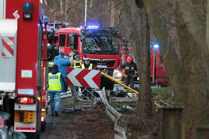 Wypadek w Ciborzu. Samochód wpadł do stawu. W aucie było 5...