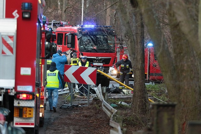 Wypadek w Ciborzu. Samochód wpadł do stawu. W aucie było 5 osób.