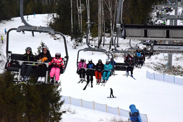 Wojewódzka inauguracja sezonu narciarskiego do Wiślańskiej stacji Skolnity przyciągnęła mnóstwo narciarzy, ale także turystów bez nart, którzy przez cały dzień mogli za darmo skorzystać z kolejki linowej. Nie zabrakło atrakcji dla dzieci, zajęć profilaktycznych oraz dobrej muzyki i świetnej atmosfery.