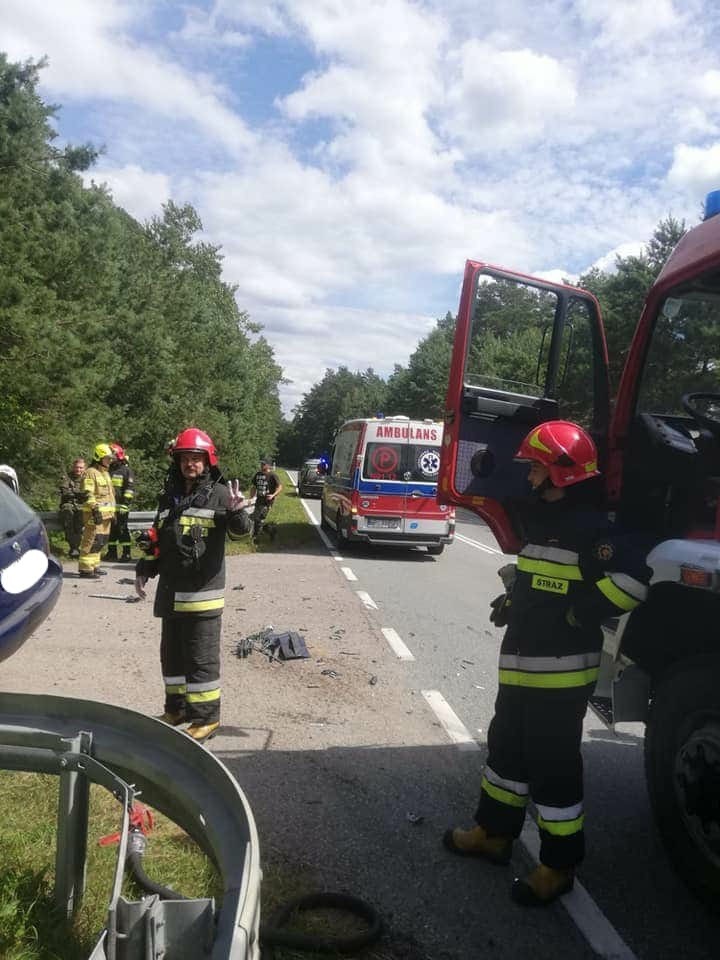Wierzbiny. Wypadek na trasie na trasie Orzysz - Ełk. Osobówka uderzyła w ciągnik (zdjęcia)