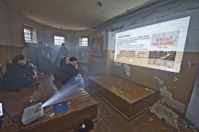 W podziemiach dawnej siedziby Powiatowego Urzędu Bezpieczeństwa Publicznego w Koszalinie odbywała się w środę ta wyjątkowa lekcja historii.