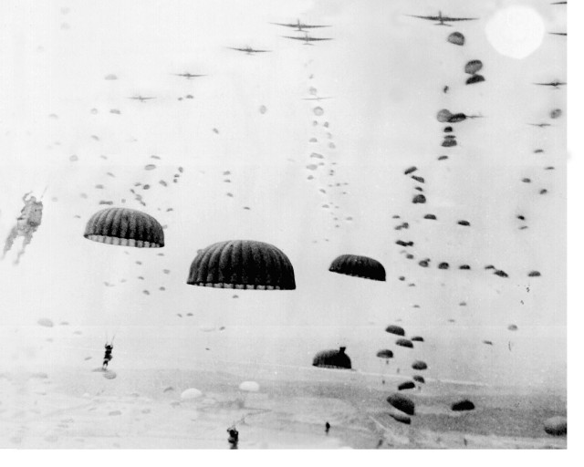 Doświadczenia drugiej wojny światowej uczyniły desant spadochronowy powszechnie stosowaną metodą przerzutu agentów, żołnierzy oddziałów specjalnych i całych wielkich jednostek