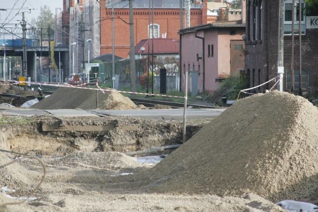 Trwa remont torowiska przy ul. Niepodległości. Niedługo przejazd kolejowy zostanie zamknięty. W tle remont dworca PKP.