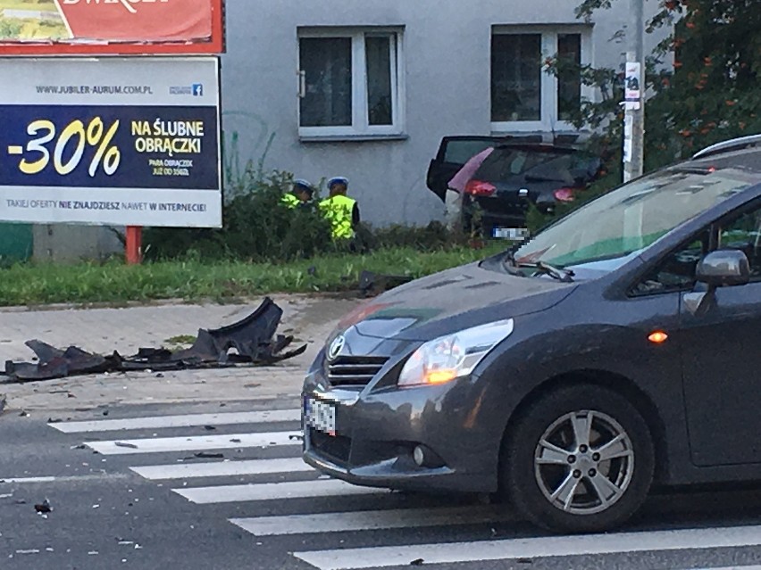 Wypadek w Sandomierzu. Groźne zderzenie na skrzyżowaniu, samochód uderzył w blok 