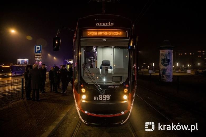 Pierwszy w Polsce tramwaj pojechał bez motorniczego. Wkrótce pojedzie także bez sieci trakcyjnej (ZOBACZ)