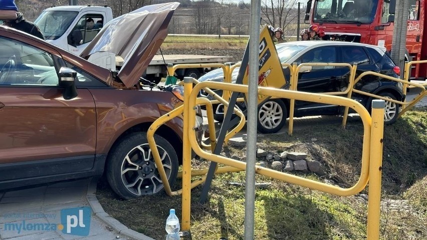 Piątnica. Wypadek dwóch osobówek w południe. Za kółkiem kobiety: jedna trafiła do szpitala, druga była pod wpływem. Ford wbił się w barierki