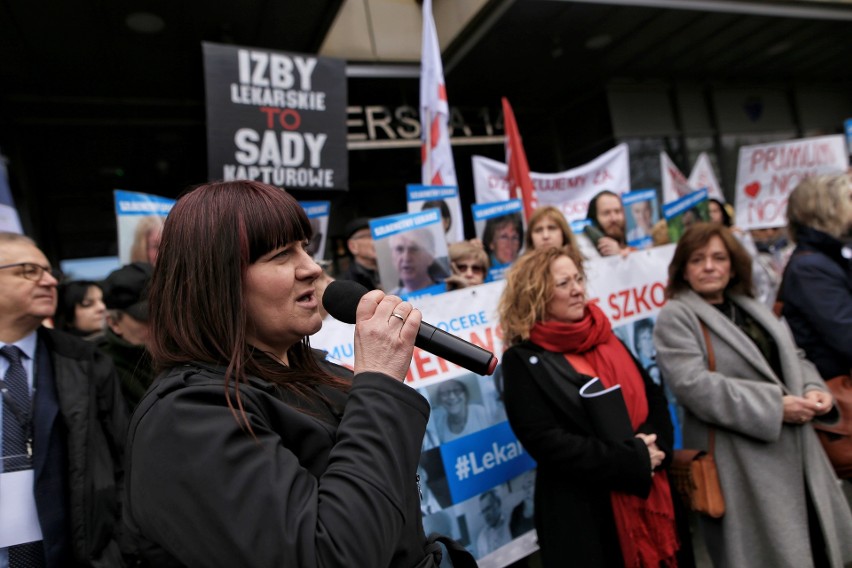 W piątek, o godzinie 11, w Wielkopolskiej Izbie Lekarskiej...