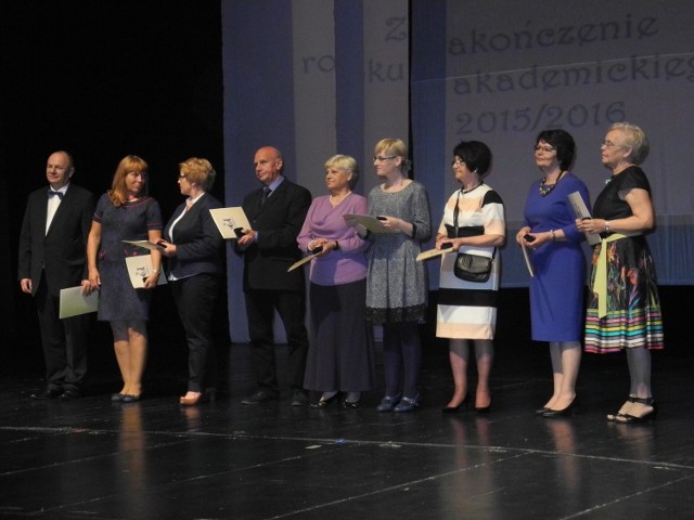 Najbardziej aktywni członkowie Uniwersytetu Trzeciego Wieku zostali zaproszeni na scenę i uhonorowani medalami zasługi